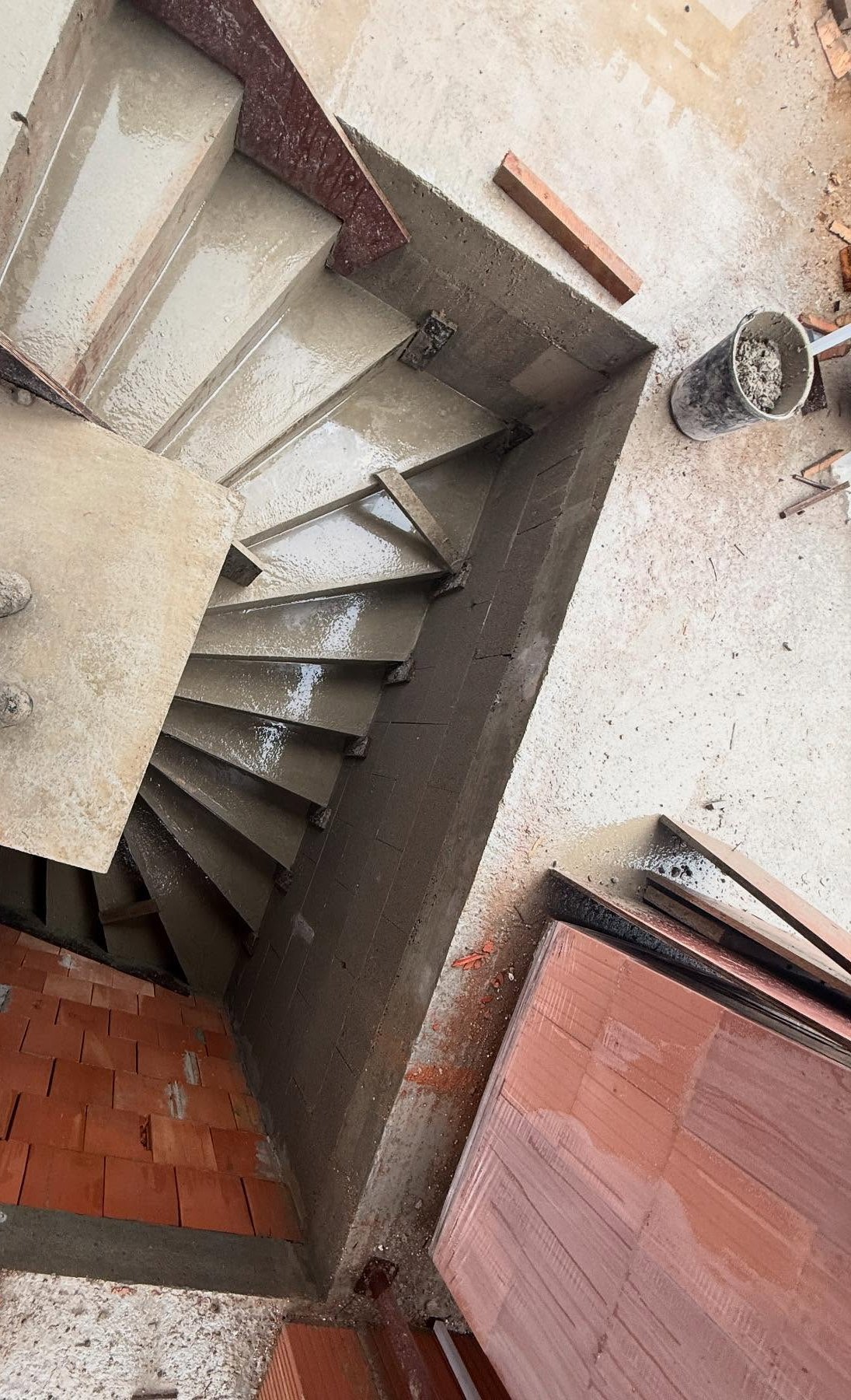 Fertig betonierte halbgewendelte Ortbetontreppe von oben